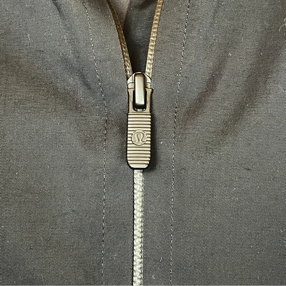 lululemon Rain Seeker Jacket Vintage 2018 Black Waterproof Removable Hood size 4 - Picture 5 of 6